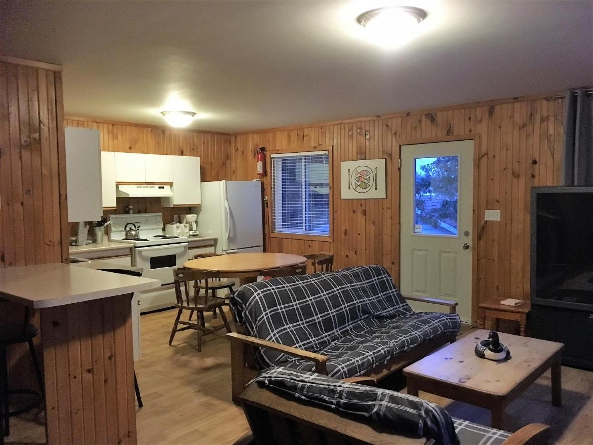 Merland Park Cottages&Motel Picton Exteriör bild