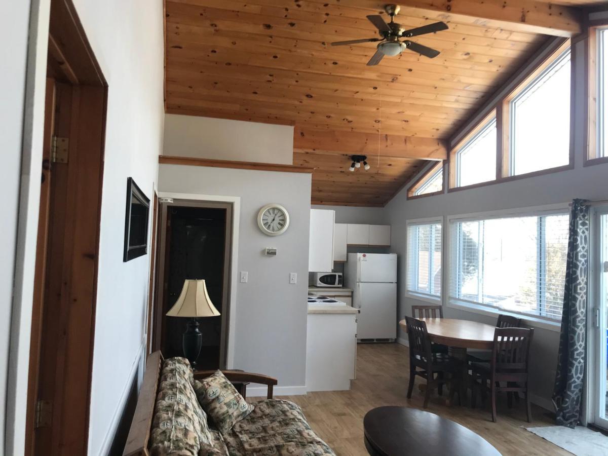 Merland Park Cottages&Motel Picton Exteriör bild